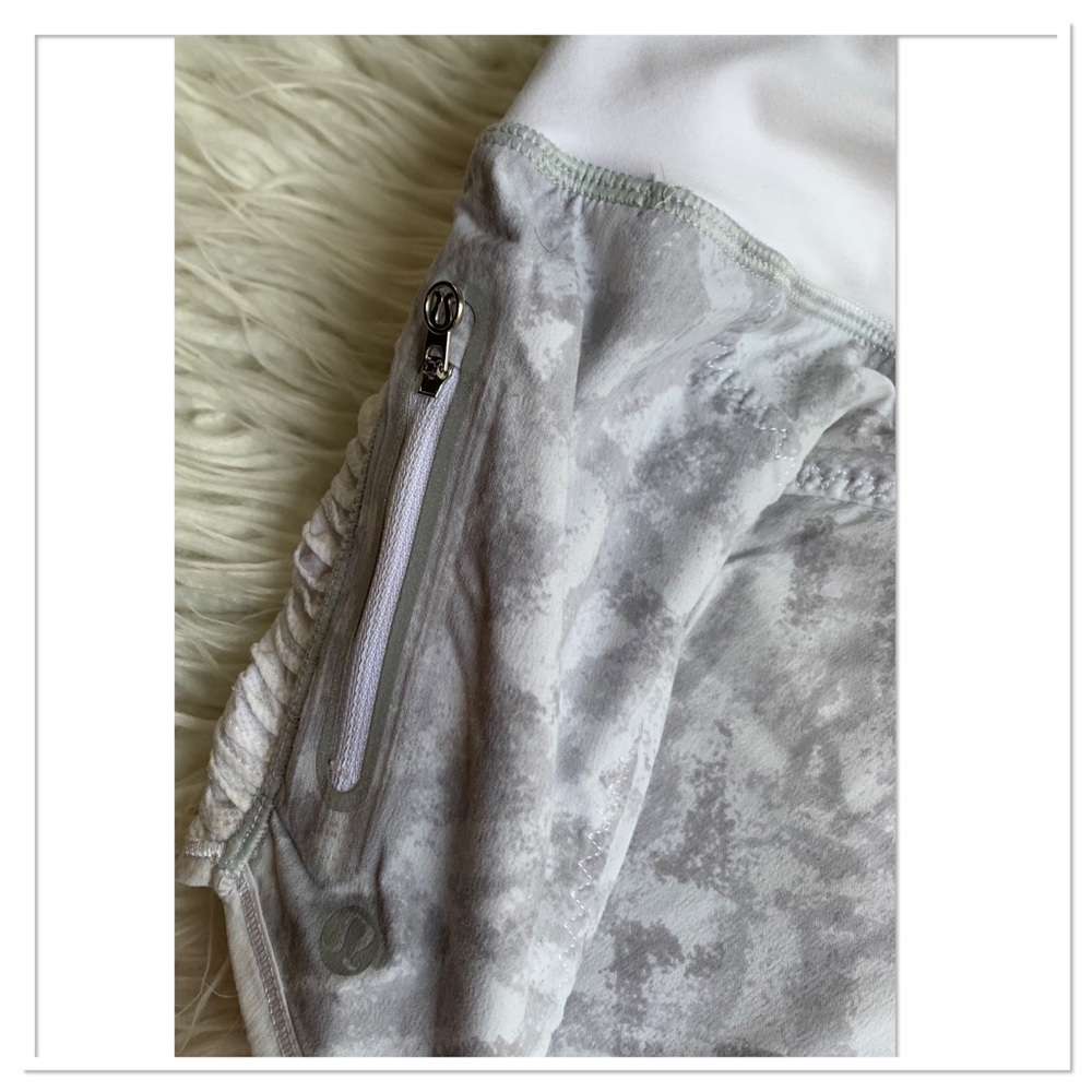 Lululemon Run Bright At Night Shorts Blazer Print White Gray Size 8 - Picture 5 of 11